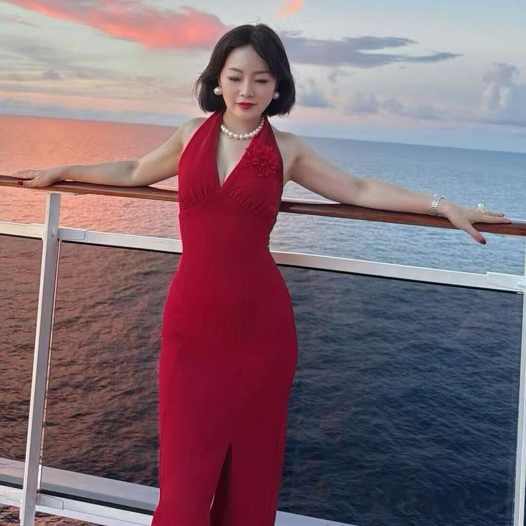 水仙子·逐梦人生
佳人淡雅不争春，
旷野为途志逸尘。
商潮跃入心无闷，
携行囊梦