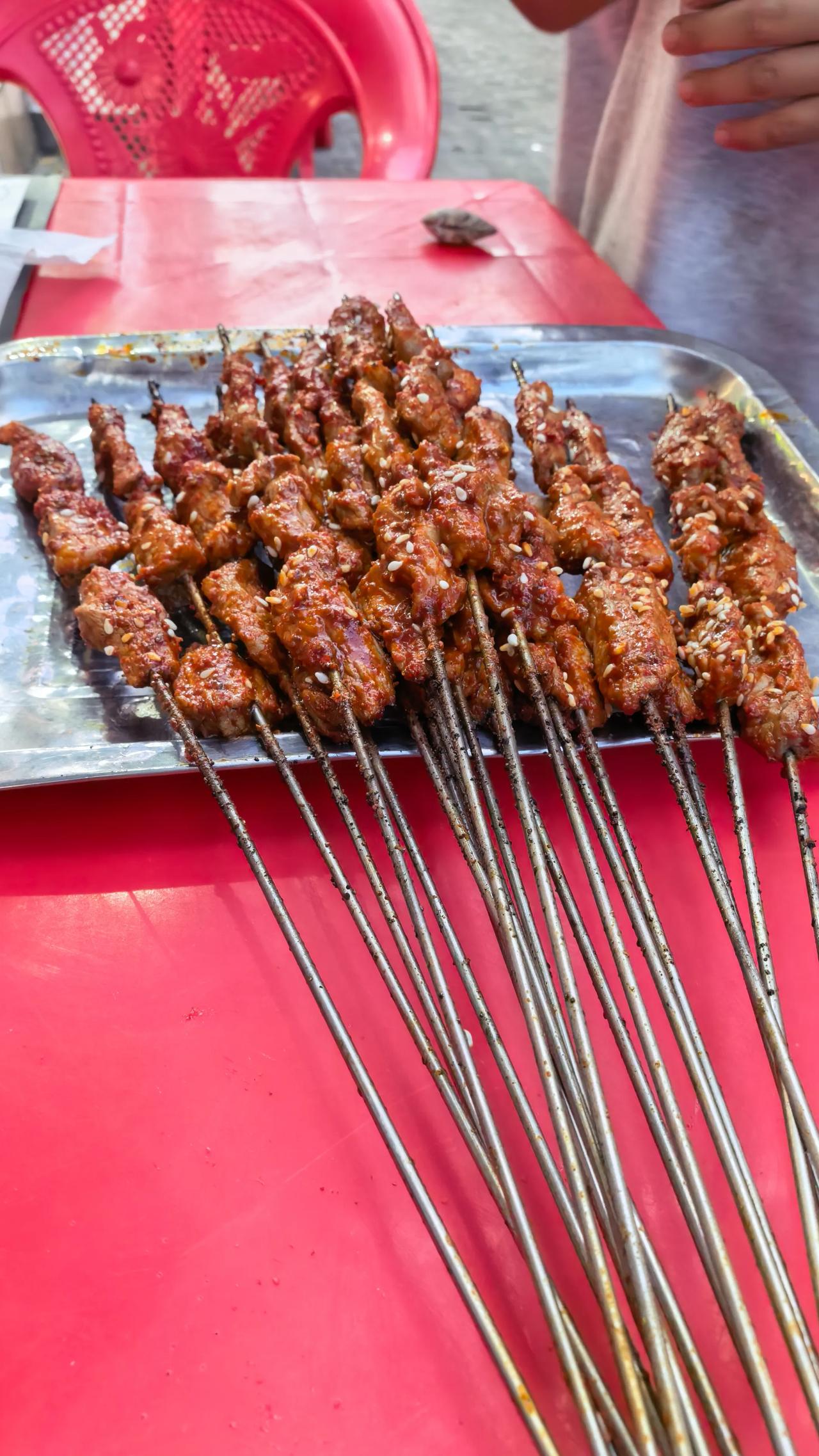 我接完孩子，路过烤肉店，于是坐路边撸串，一把纯瘦烤肉，多放辣椒，五十块一把，好久
