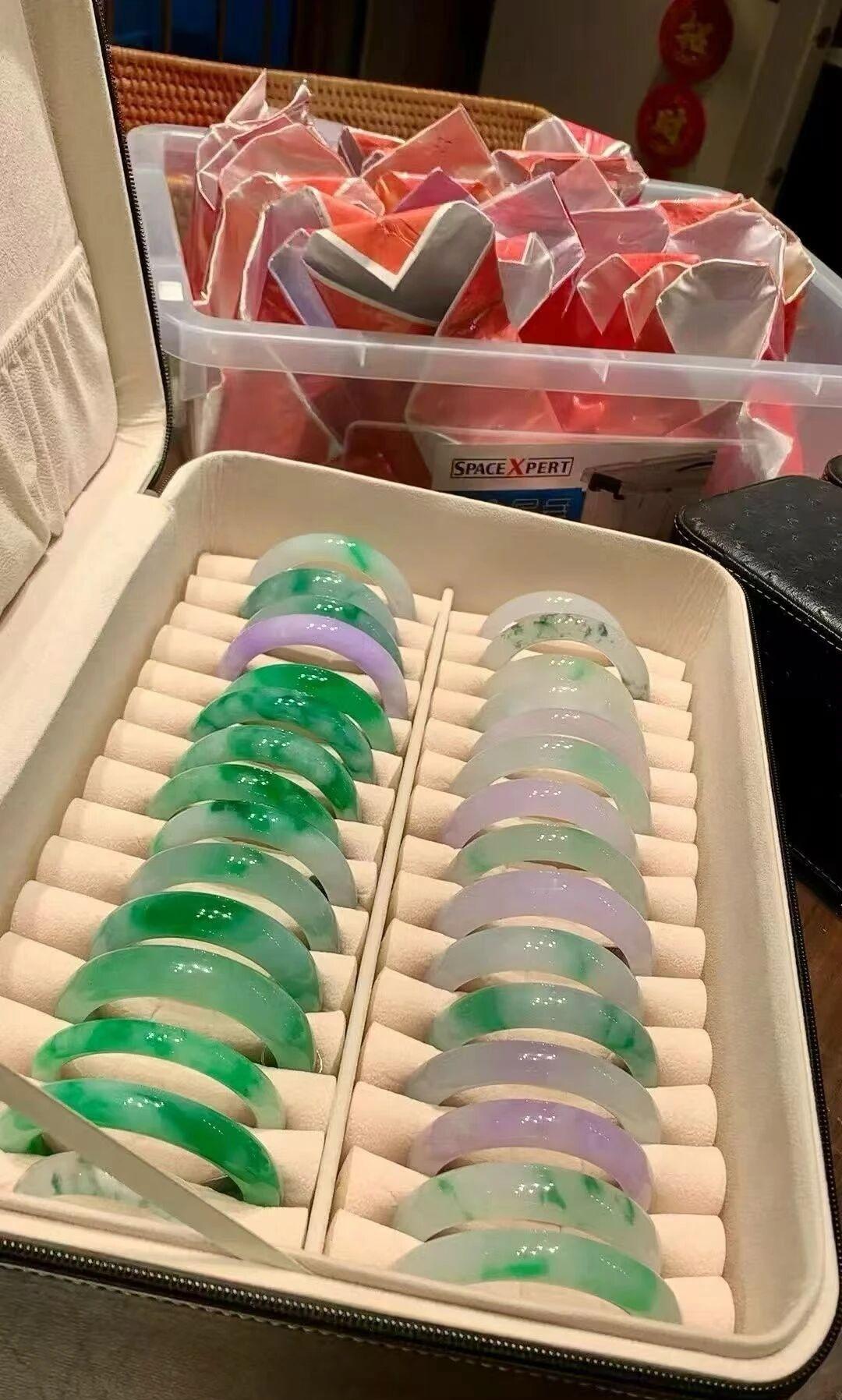 什么是高档翡翠高档翡翠，说白了就是翡翠圈里的“天选之子”。种水得是“玻璃种”或“