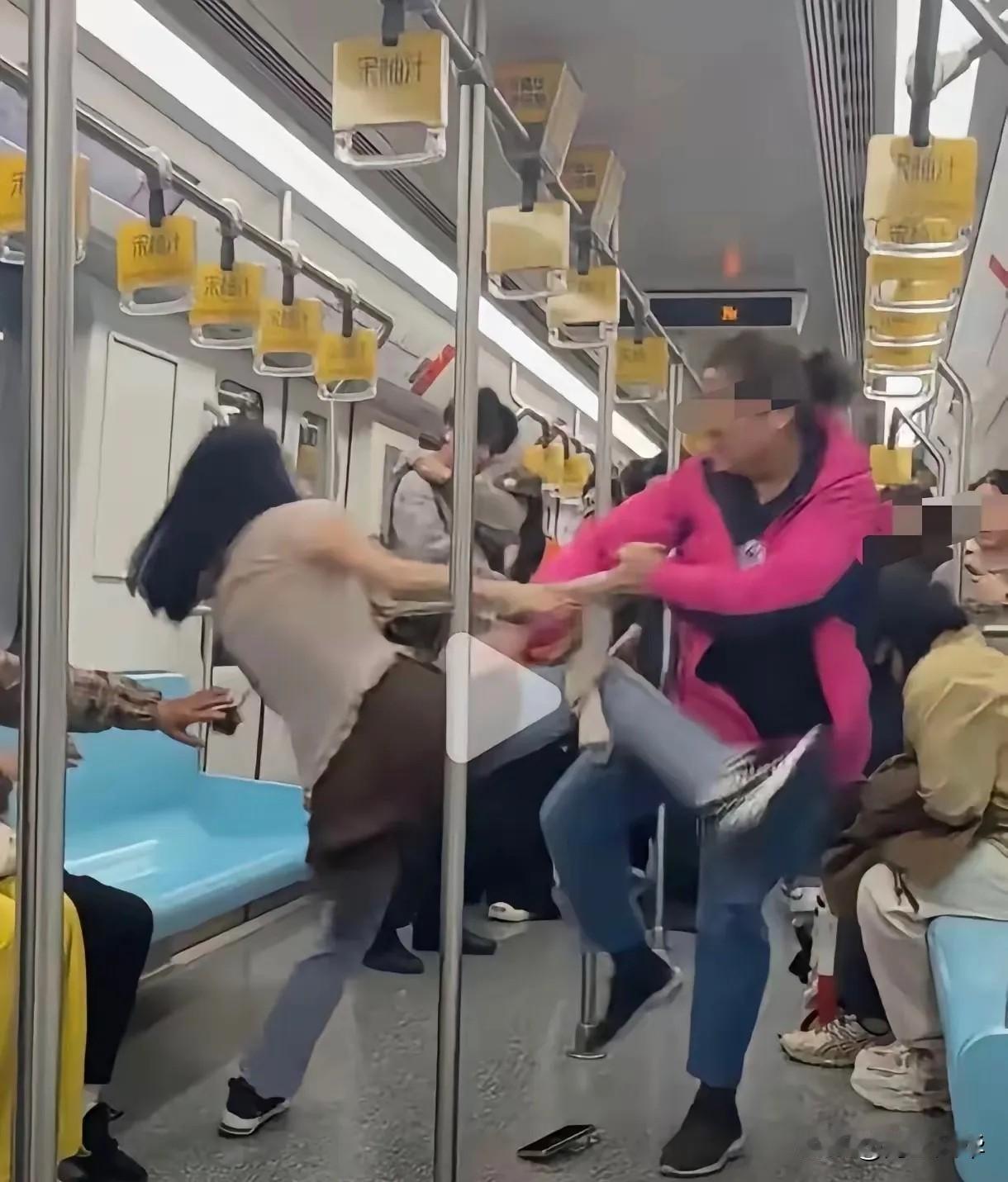 我觉得这个事件里最危险的不是动手的两人，而是座椅上仍然稳坐如泰山，甚至想劝架的两