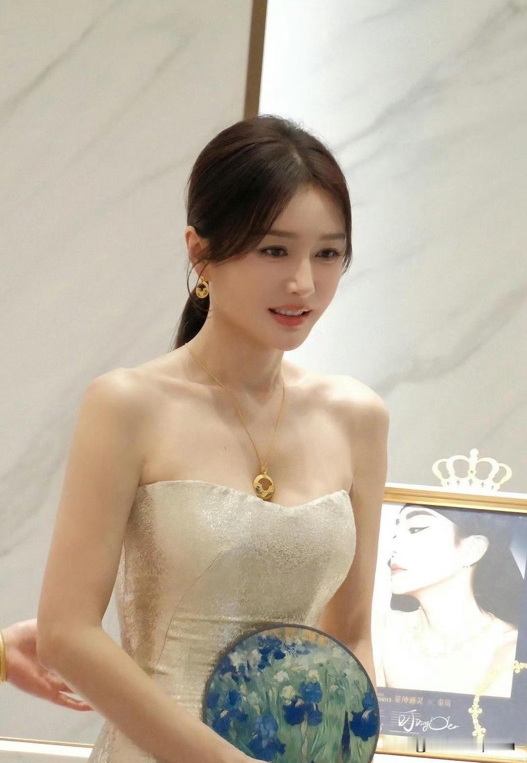 秦岚姐姐这组长发照真的绝了！
46岁状态还能这么好，发量惊人氛围感直接拉满～
长