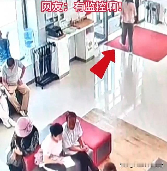 这事儿真是让人哭笑不得！黑龙江的一位女子，竟然在银行监控底下“捡”走了一个包，里