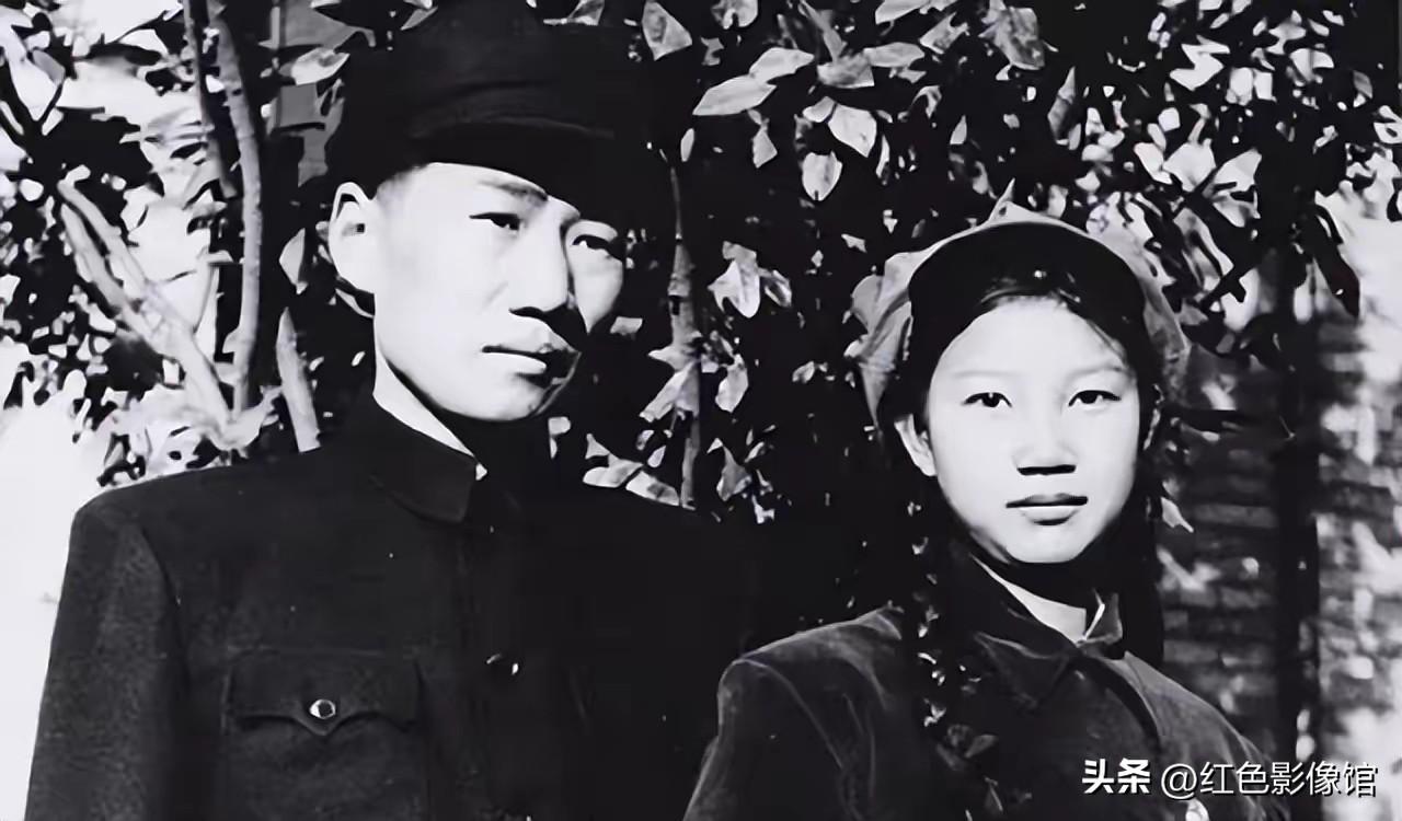 图中女子是刘思齐，毛岸英烈士的妻子。二人于新中国成立初期成婚，婚后不久毛岸英奔赴