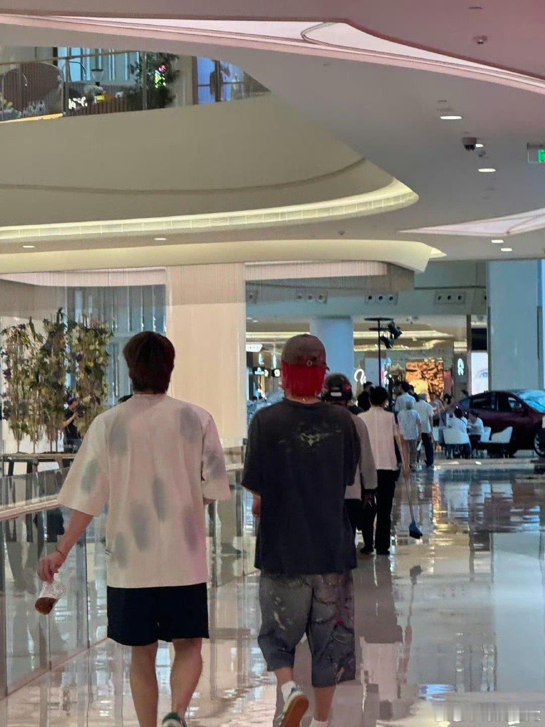 偶遇鹿晗高瀚宇逛商场当年看择天记的时候真是没想到关系能这么好的居然是鹿晗高瀚宇[