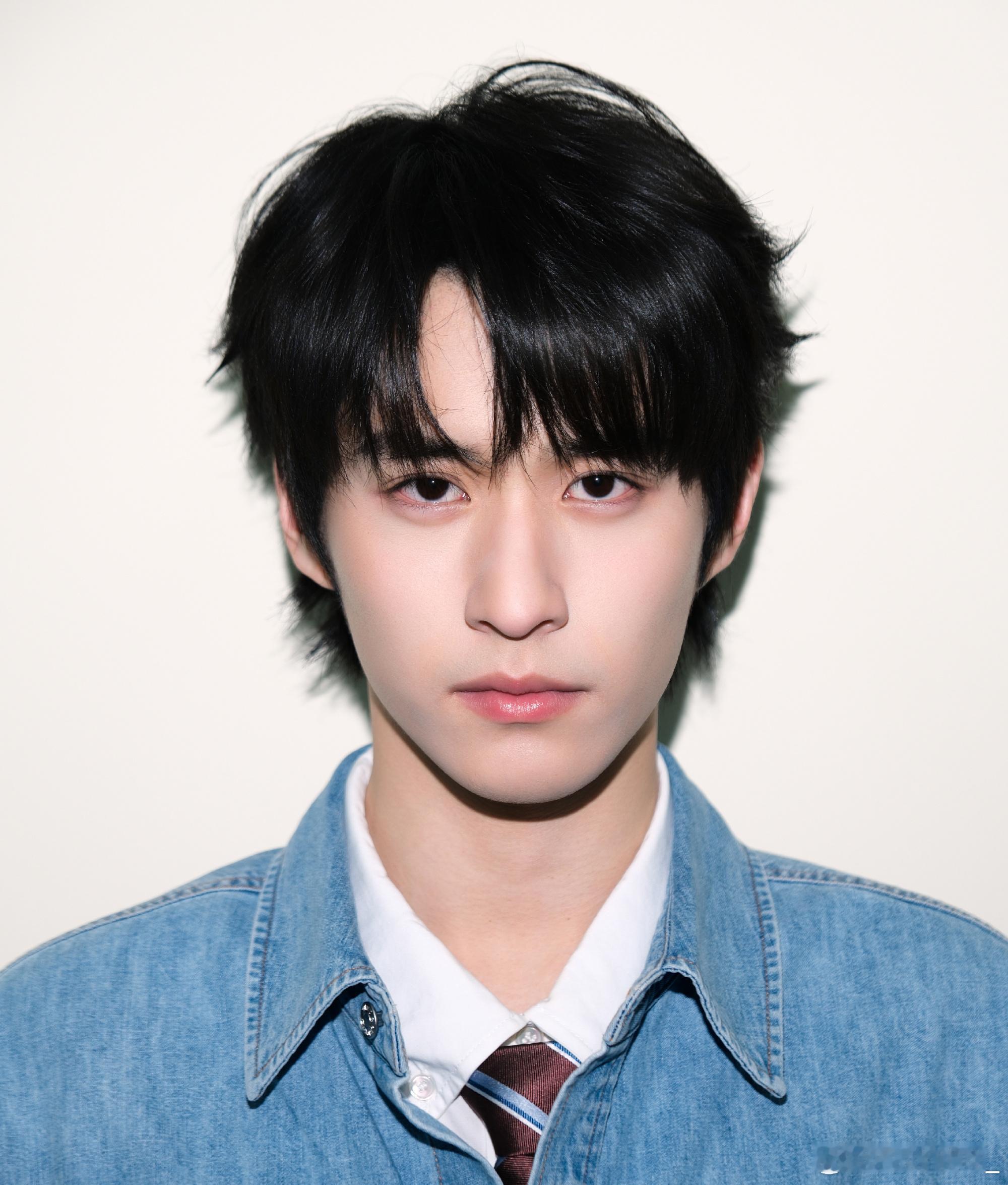 看我们甄选的大眼睛鼻子小嘴儿，再看看这眼神啧啧啧，看看这匀称的小脸啧啧啧看看这下