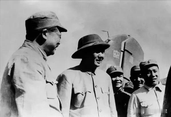 🙏请停留几秒，为伟人点个赞送朵花💐
《毛主席的笑容暖人心》
在历史的长河中，