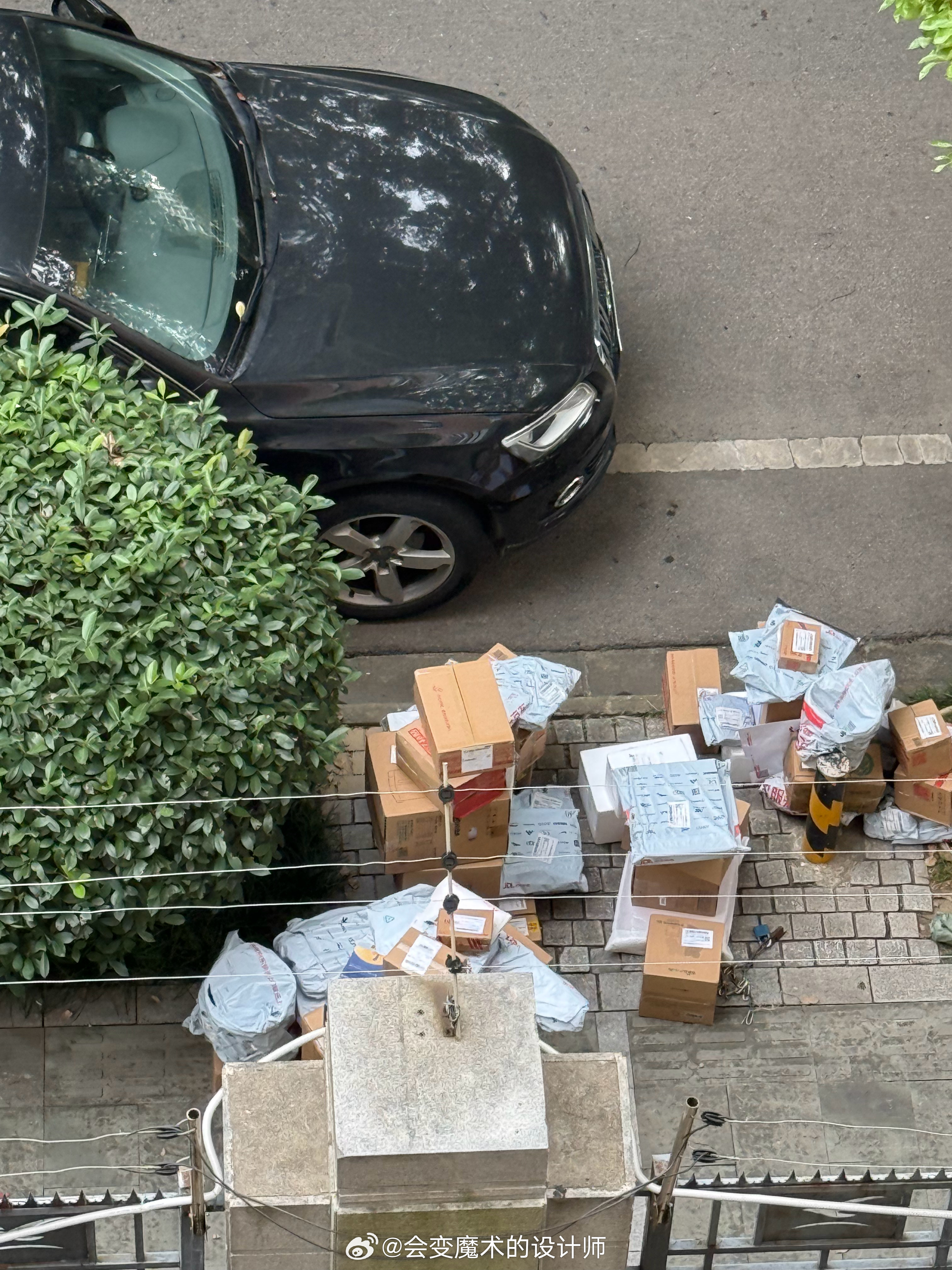 往下一看，小区路边堆了一大堆快递📦就这么露天放在人行道，没人看管。心里不由得感