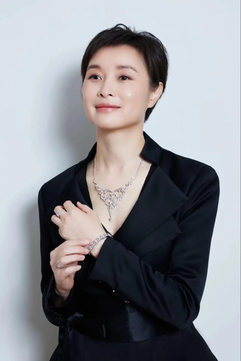 演员吴越在谈到陪伴父母时说：“钱可以再赚，可陪伴父母的时间，用一天少一天。”
