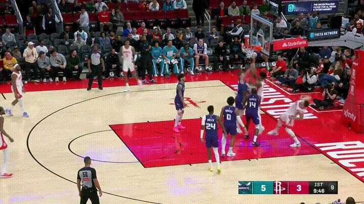 火箭大将奥科吉真是让人惊呆了！在今天火箭主场迎战黄蜂的比赛中，当时比赛进行到了第