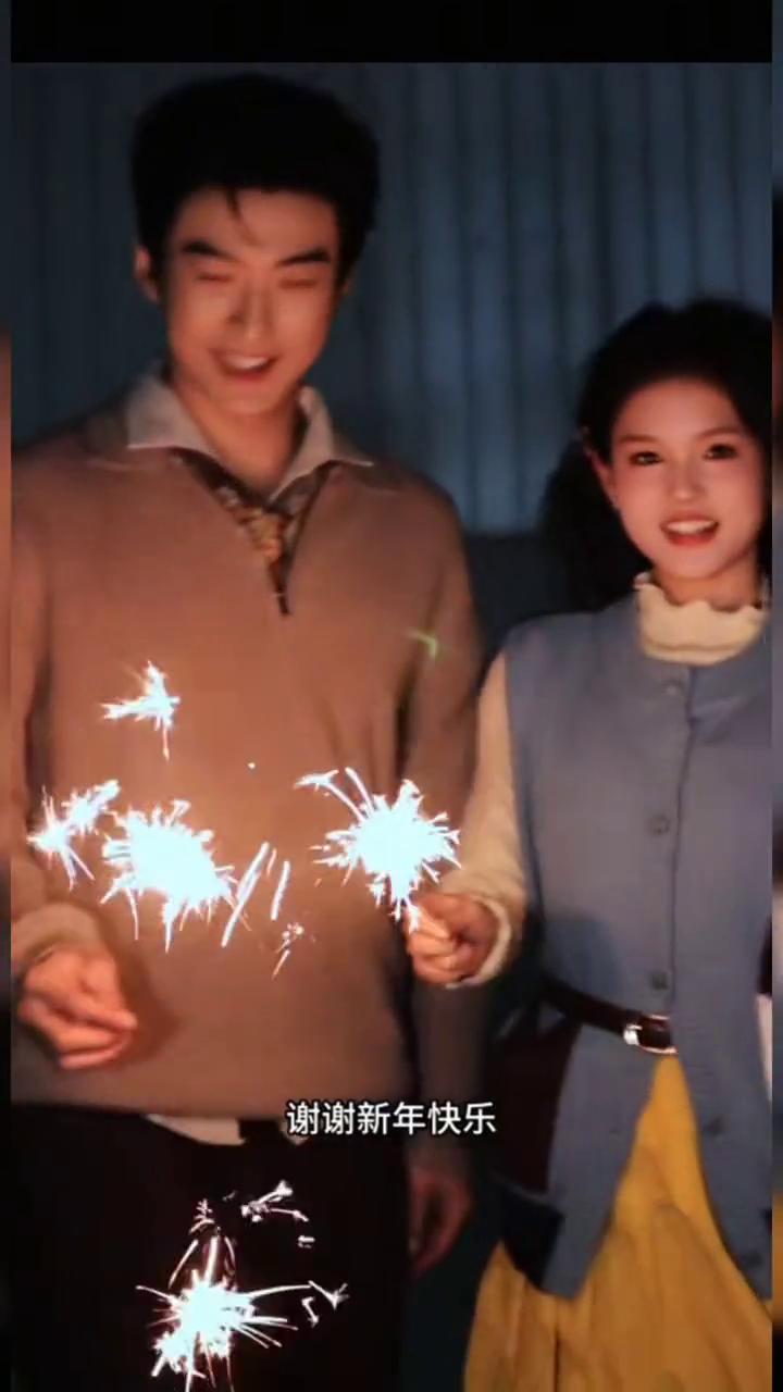 提前先祝你们两个新年快乐，谢谢新年快乐，新年快，新的一年也要天天开心。