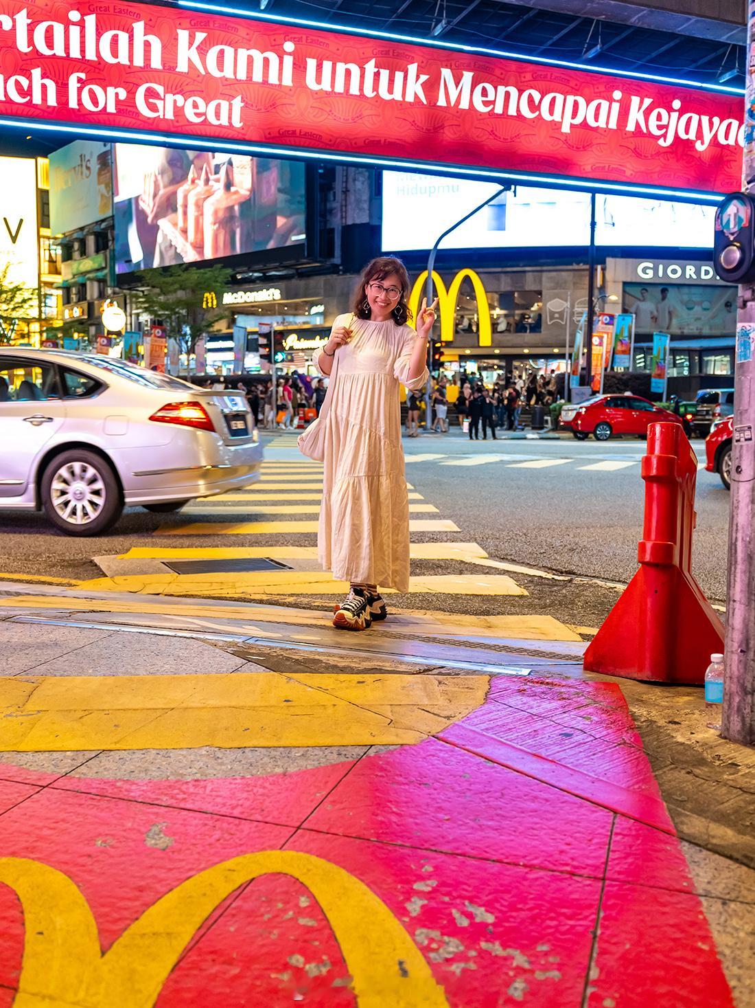 世界各地游客都来打卡的吉隆坡网红M斑马线🍔 出境游  陪你看世界  此处斑马线