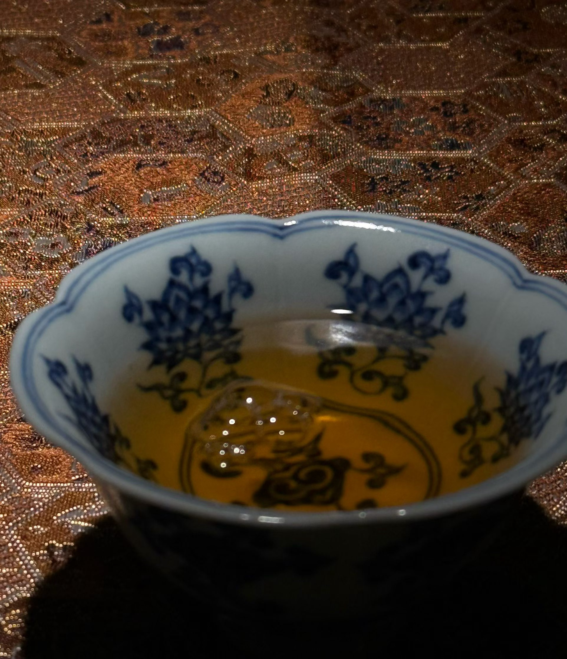 品茶赏器交友  真会喝茶的人，不挑器，不挑茶，不挑境。一杯粗茶，也能喝出三分静气
