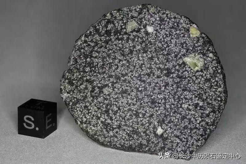中历陨石鉴定与很多不一样，不属于陨石商人也不属于陨石爱好者，鉴定结果权威自然不一