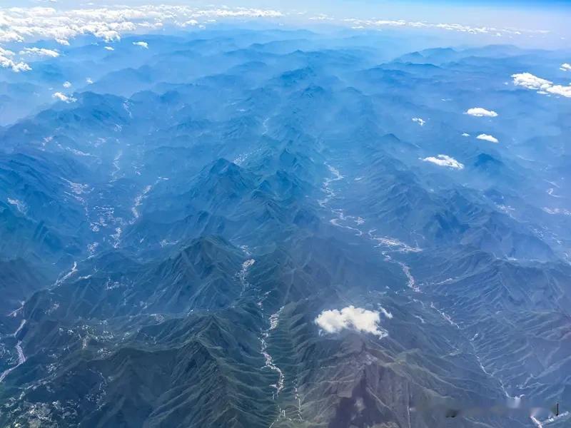 脚立苍茫大地，求下联 看到“脚立苍茫大地”这个上联，瞬间感觉气势磅礴。我觉得下联