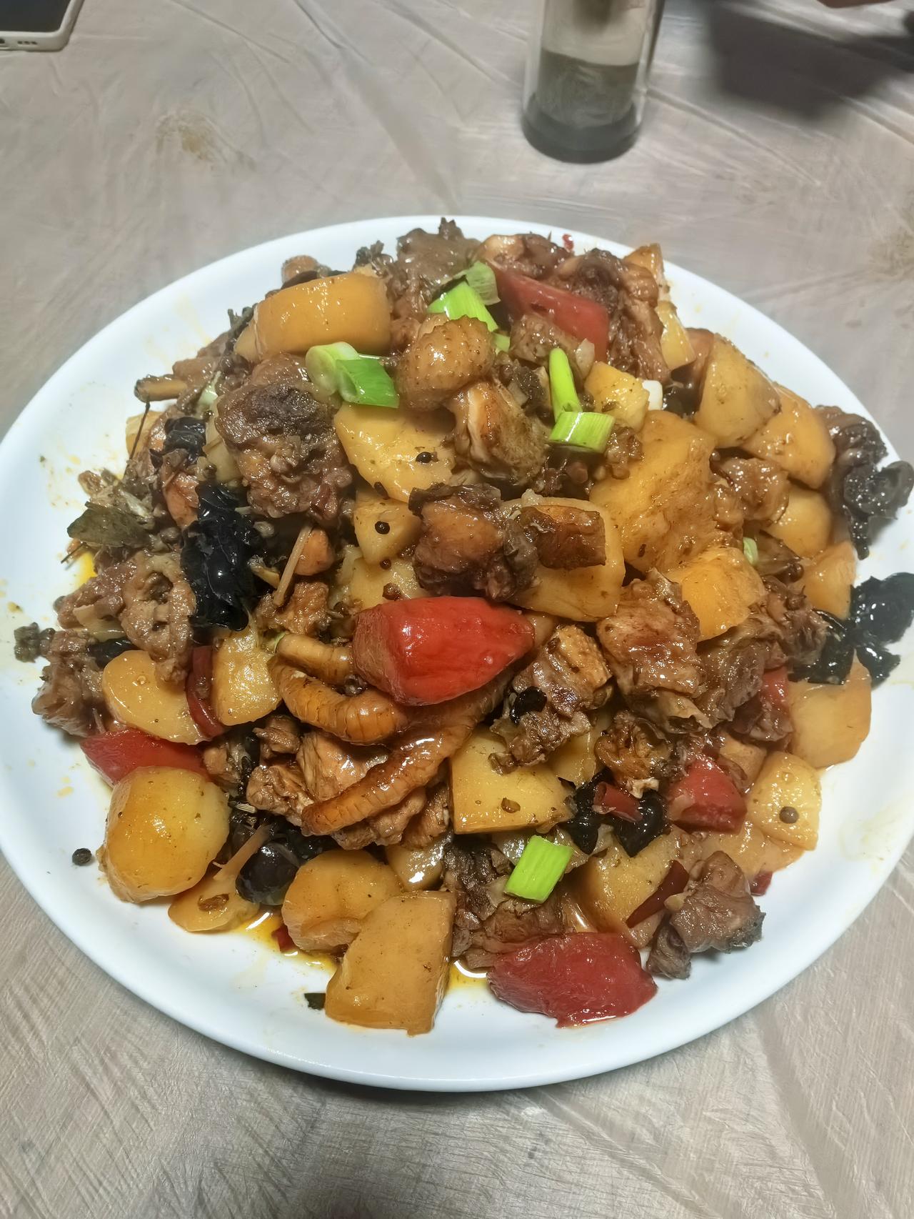 今天烧了一盘鸡，儿子说可以和酒店的相媲美，甚至比饭店的好吃😋。我说那是因为原材