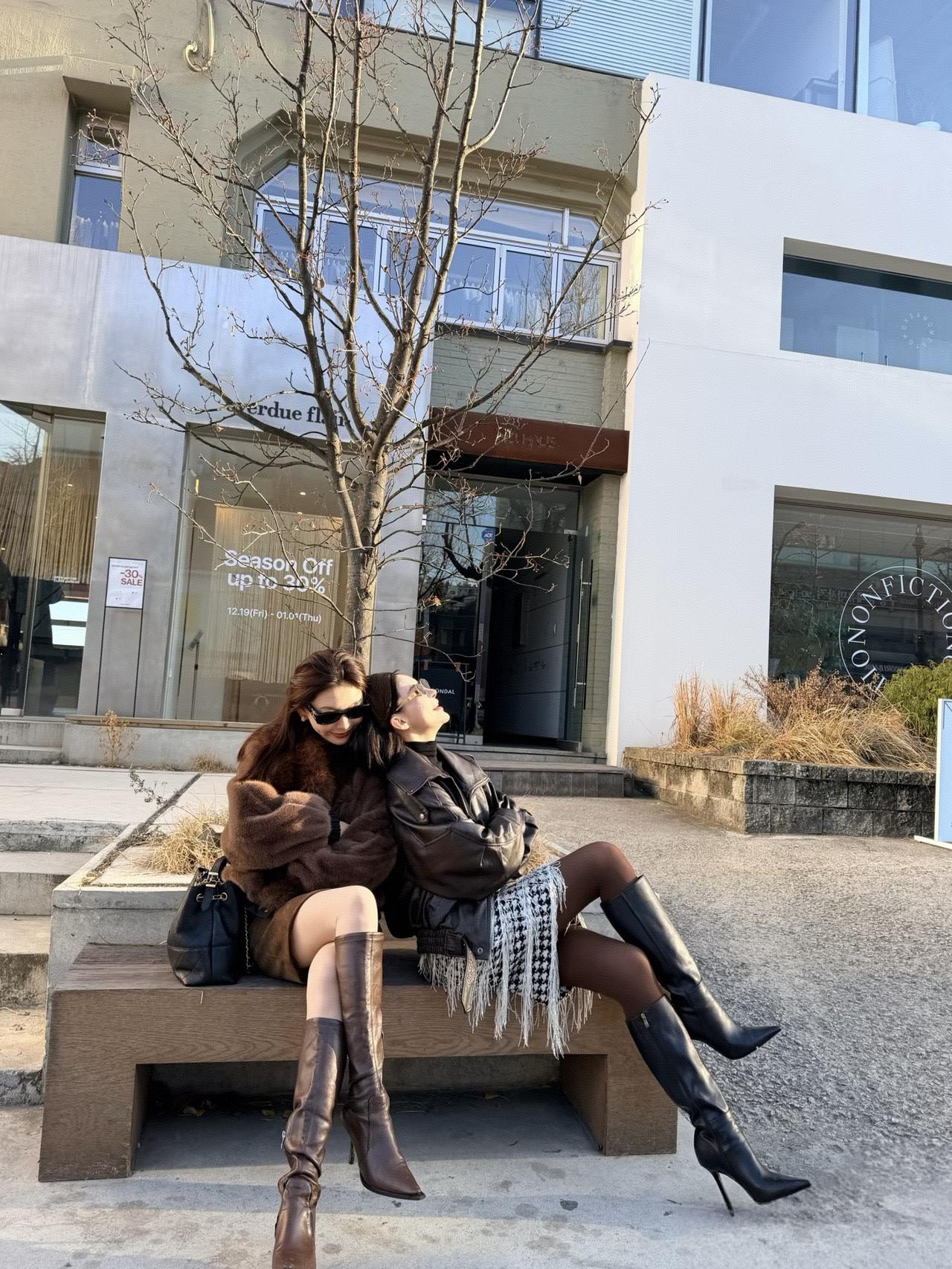 静坐长凳上，笑语共春风