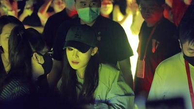 陈丽君领衔主演越剧《我的大观园》武汉收官场下班照，与粉丝亲切互动的画面，让人看出