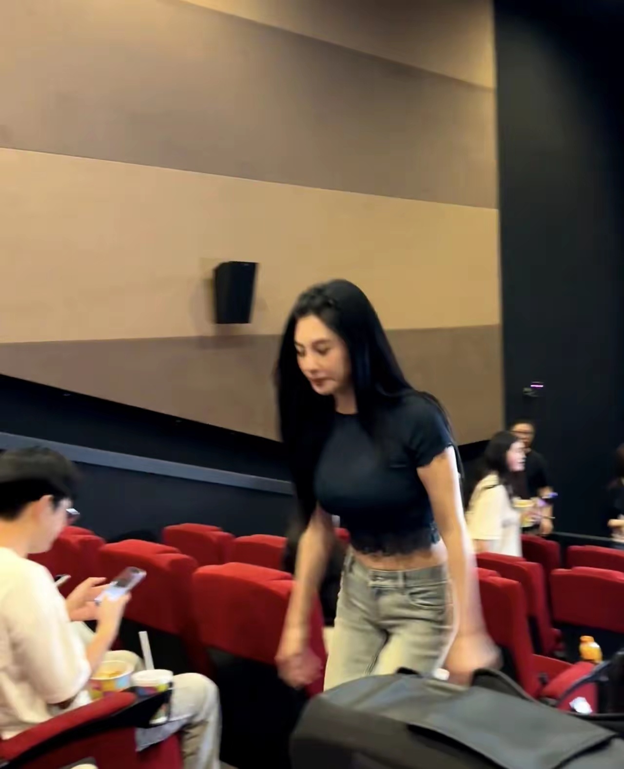 张雨绮作为曾经的星女郎周星驰新电影上映之时，请全剧组观看周星驰的新电影《功夫女足