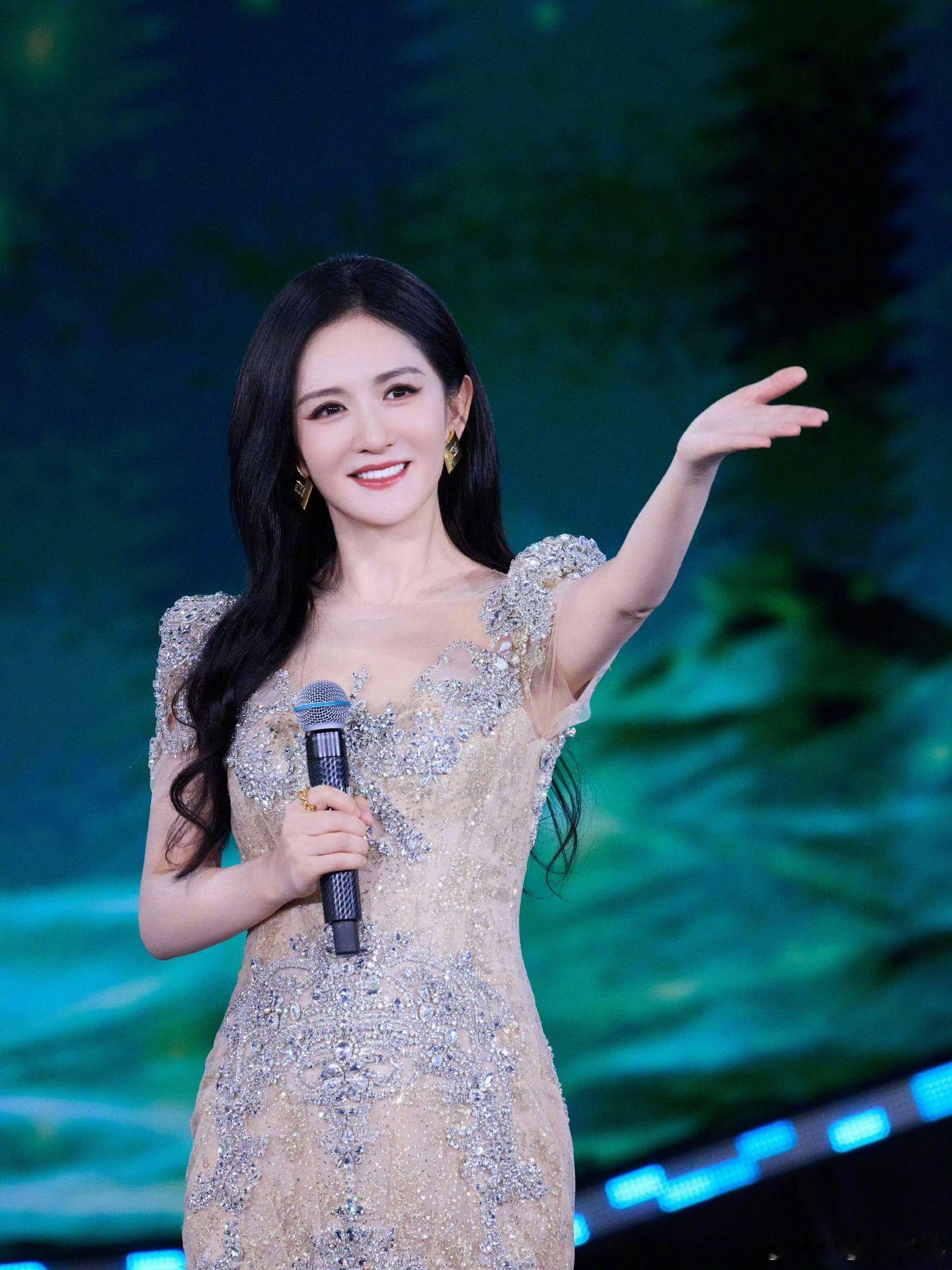 娜就聊姐姐谢娜全新访谈《娜就聊姐姐》正式上线，作为乘风衍生节目，聚焦女性成长与内