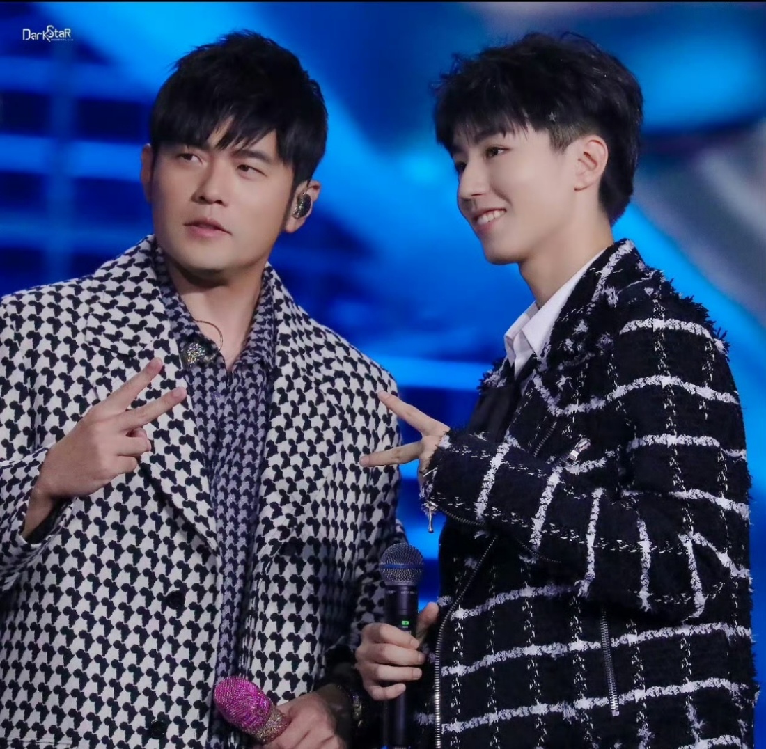 周杰伦晒与王俊凯合照，从仰望到并肩，太为小凯高兴了！ 