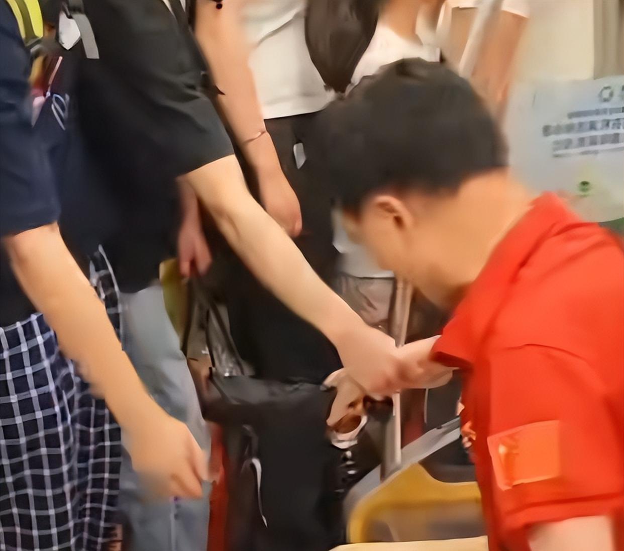 成都地铁大爷强拽孩子让座引争议

火了火了，成都地铁上的这位穿红衣服大爷火了，他