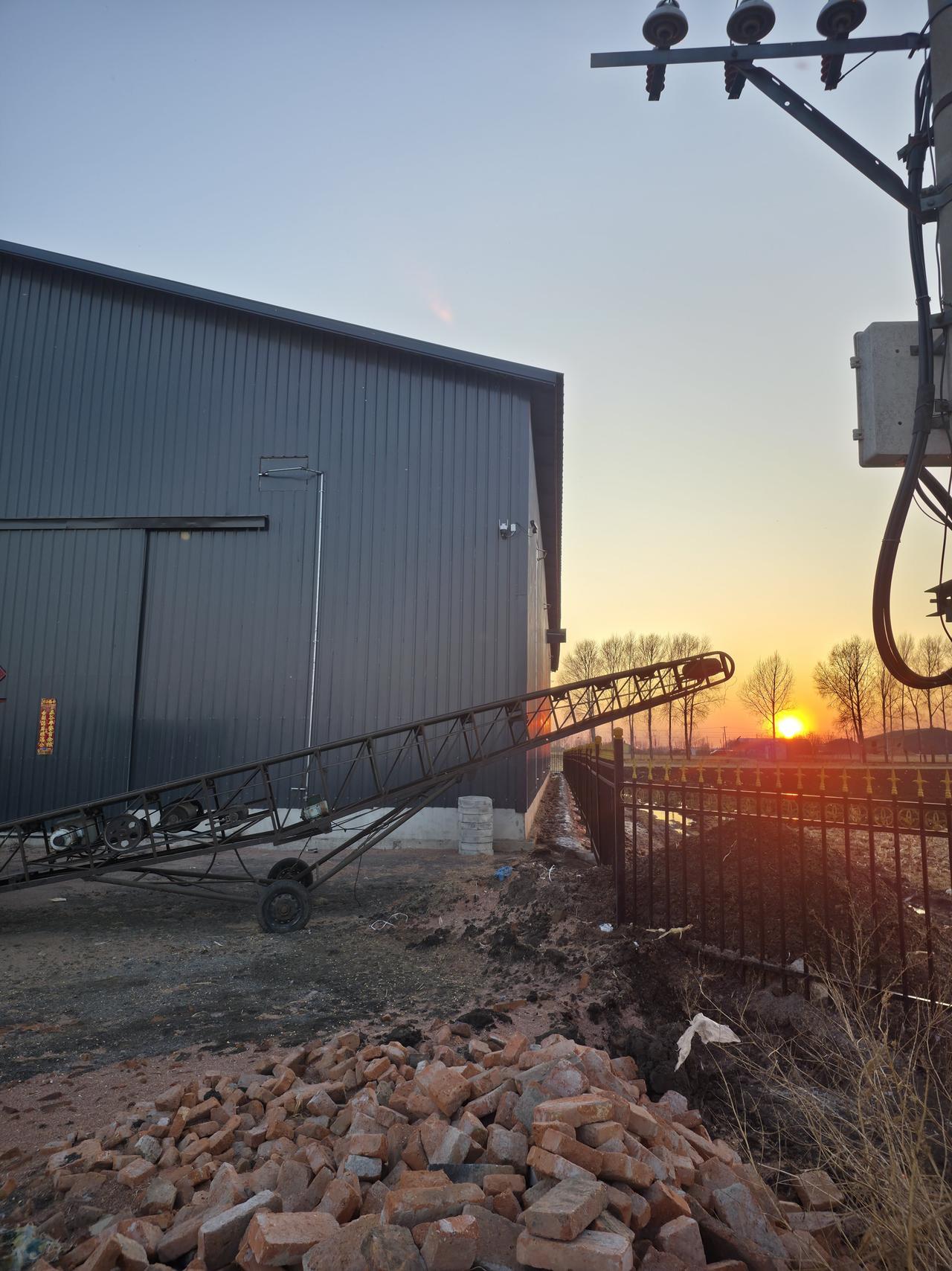 夕阳下的乡村，那安逸恬静的氛围简直绝了。
傍晚时分，太阳慢慢西沉，金色的余晖洒在