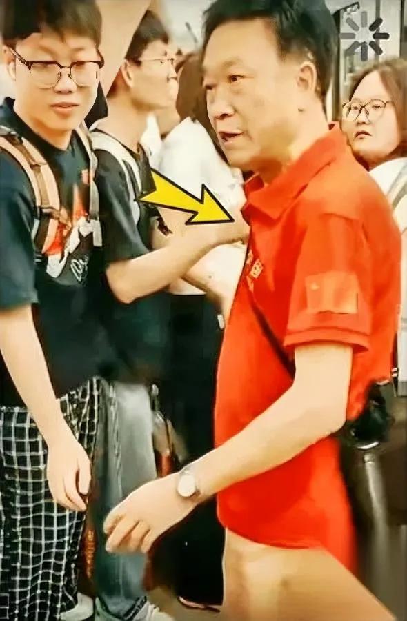 成都地铁新通报

看完直接爽到

之前逼女孩让座的红衣大爷，这回彻底栽了。

就