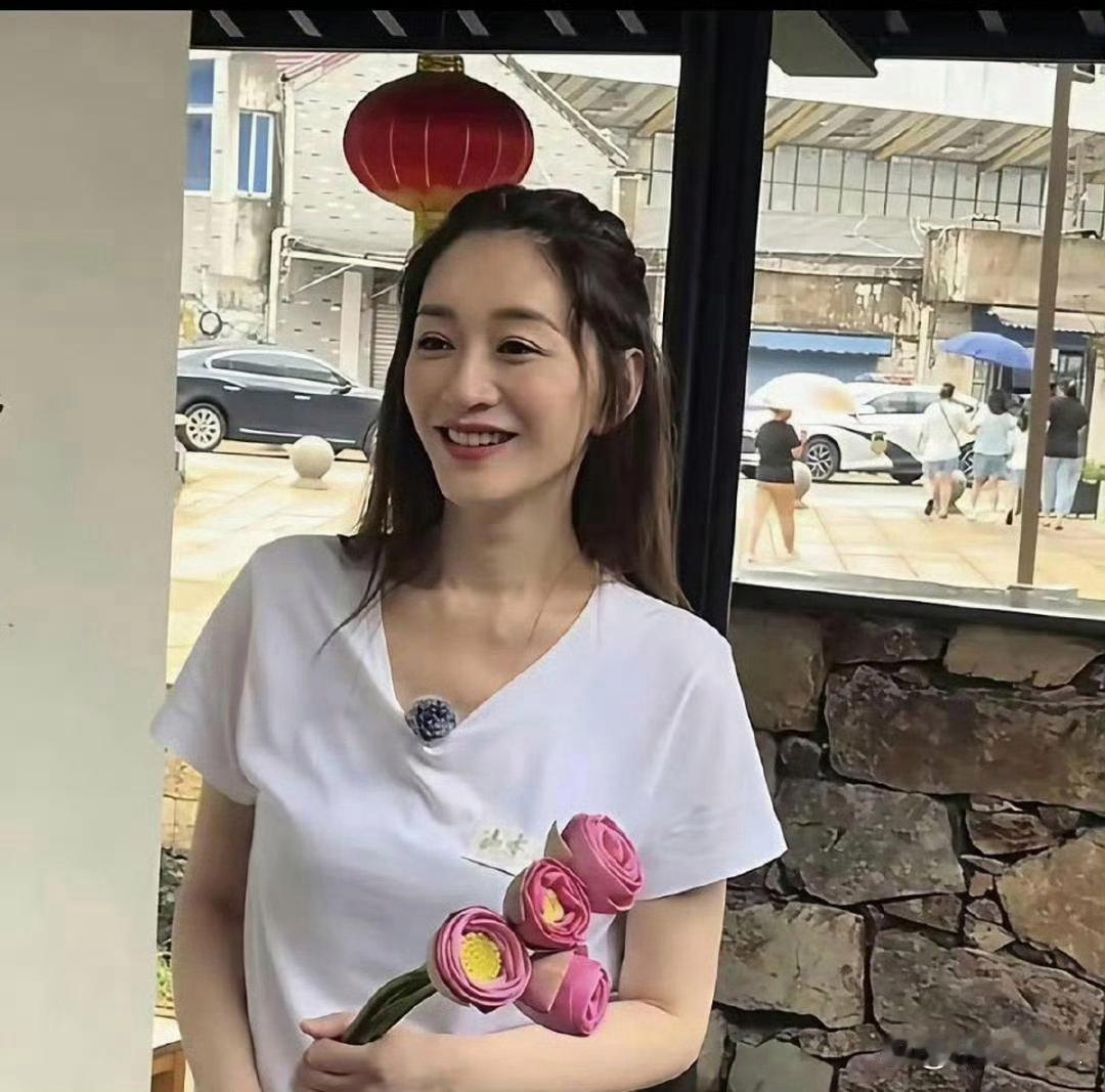 李小冉保养状态惊艳十足，容颜紧致气质绝佳，看着宛若二八少女般年轻靓丽。 