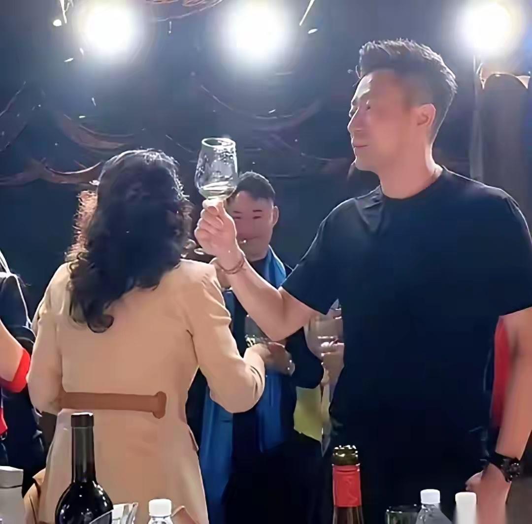 小菲和兰姐搭配做业绩，真的很厉害，兰姐负责销售，小菲负责监督产品和管理。分工明确