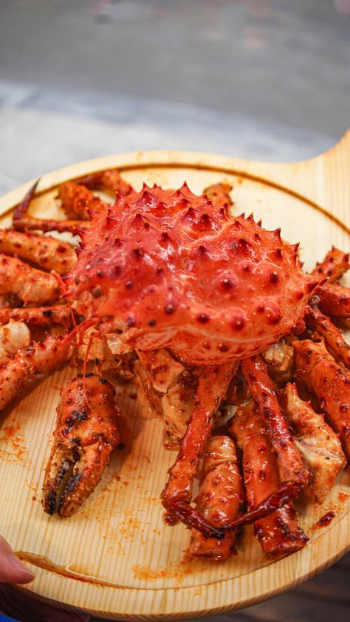 大学食堂里到底该不该有999元的帝王蟹？
一时间之间还真是公说公有理，婆说婆有理