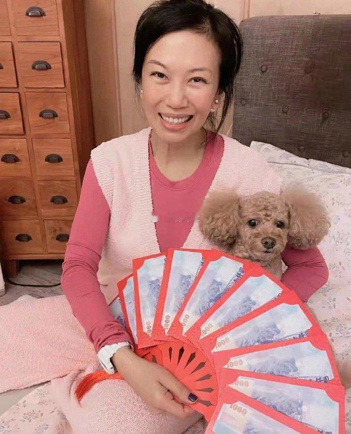 50岁的林有慧如果不打扮，是这样的！可是36岁的萧敬腾就是爱她、依恋她！最不值钱