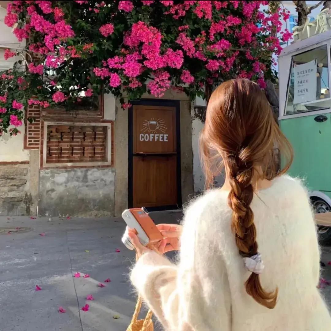 🌸现代诗：《时光笺》
原创/首发


我们笑得清浅，但心事很远——
晚风、星子