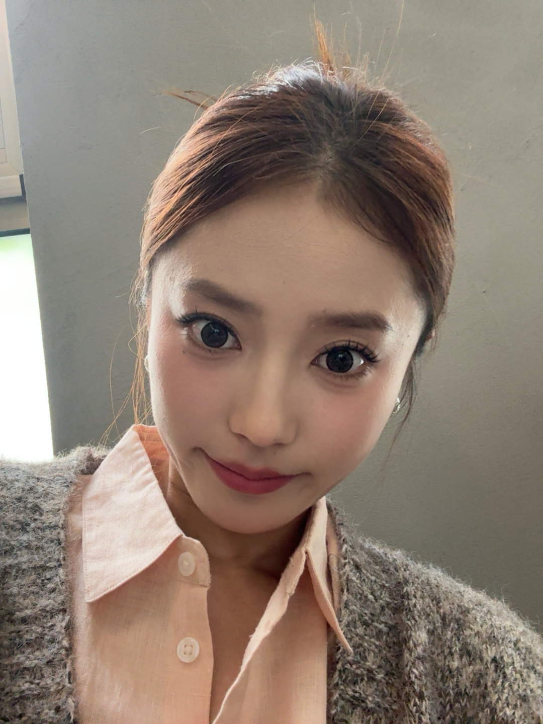 车展前开个会，同事已安睡我也快挺不住了再过一个小时如果我没发微博，记得来叫醒我