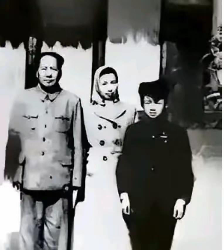 一张全家福笑暖国人，这才是我们最该追的星
 
第一眼看到这张照片，心瞬间就被融化