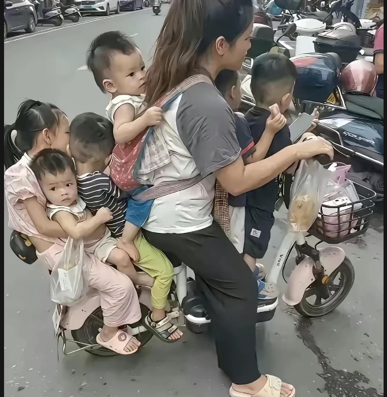 一位母亲，一辆小小的电动车，载着六个孩子，这一幕令人五味杂陈。
如今生育率持续走