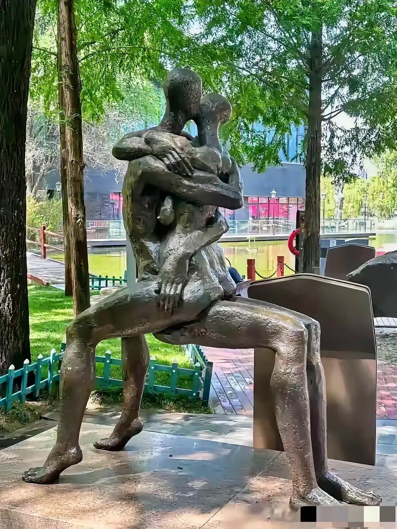 两个人抱在一起亲吻的雕塑，露骨的造型看上去非常不雅观，甚至可以说是庸俗，在公园里