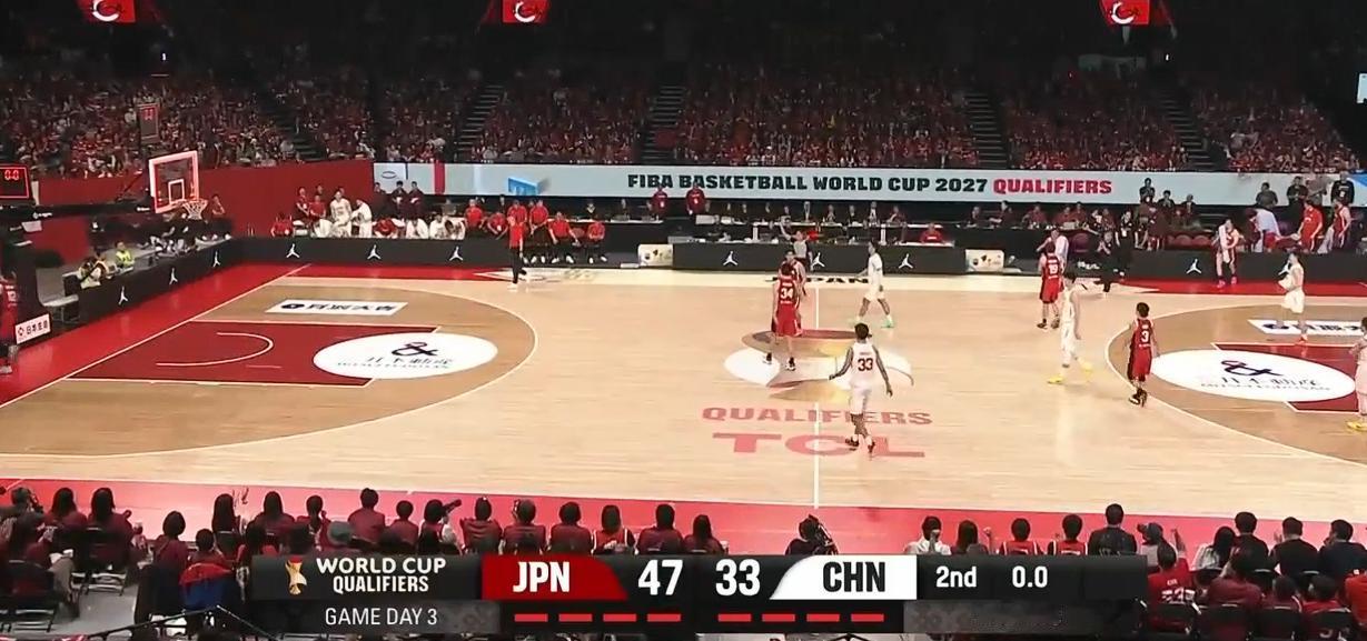 男篮世界杯预选赛，中国队客场挑战日本，上半场打完中国队33-47落后，上半场中国
