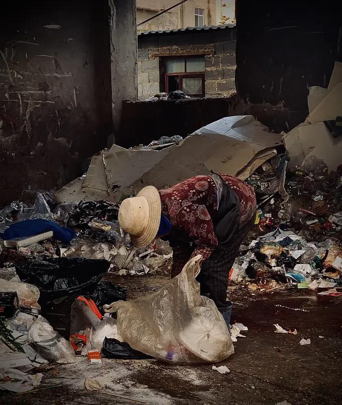 大年初四扔穷：今天把穷气全扔走，马年一路旺到底！
 
家人们，大年初四千万别只知