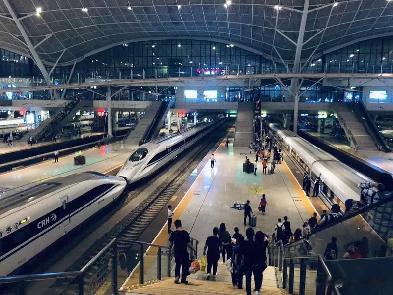 中国高铁一年亏多少钱？哪条线能赚钱，哪条线最赔钱
 
截至2025年底，中国高铁