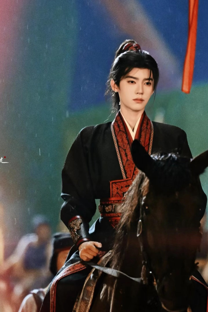 周翊然优酷2026首位破万00生  《翘楚》热度顺利破万，主演周翊然大方发红包，