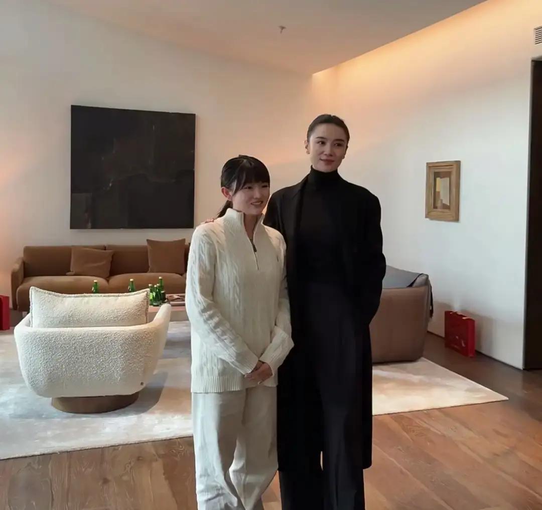 173cm宋佳，真没虚报
 
拍《哈尔滨一九四四》时，秦昊官方180cm，她穿平