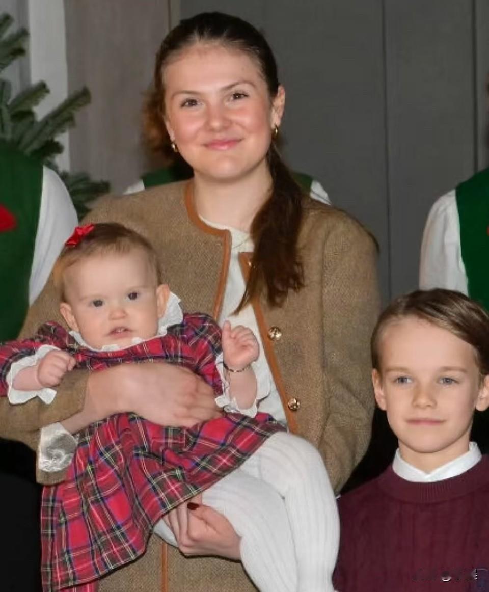 瑞典新生小公主成团宠
圣诞节将至，瑞典王后西尔维亚和以前一样，带着自己的孙辈们出