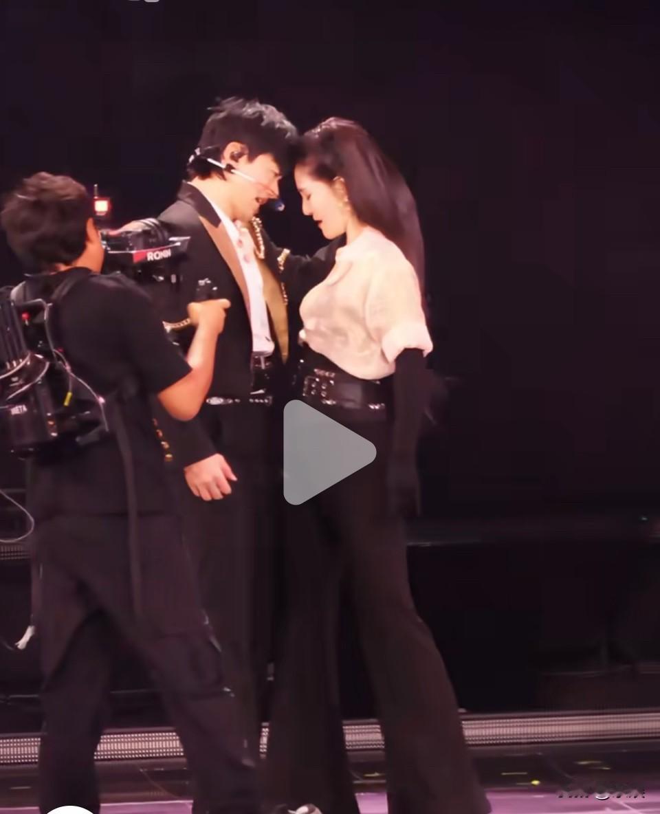 不行我真的受不了了，太甜了，把娜娜脸扳回来那好有占有欲[吃瓜群众]

最后一下感