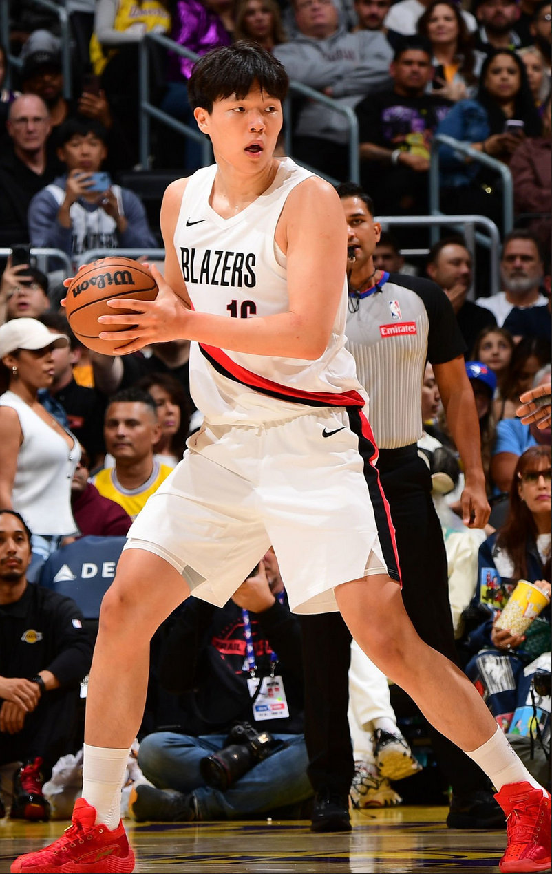 杨瀚森连续4场出战中国小将在NBA赛场持续获得机会！1月3日开拓者对阵鹈鹕一役，