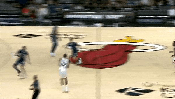 想扣就扣！嘴哥天赋真没的说！
在今天NBA季前赛热火对阵灰熊的第三节比赛中，威金