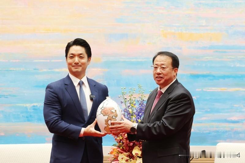 蒋万安：只要愿意交流两岸距离不会远 2025年12月28日，台北市长蒋万安抵达上