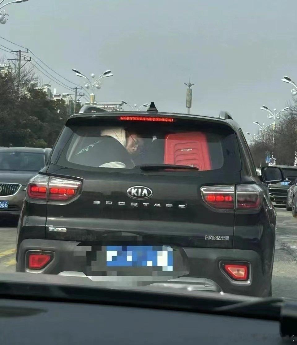 隔着屏幕都能感到小伙的无奈…话说…这要是追尾了…[喵喵] #大v聊车# ​​​