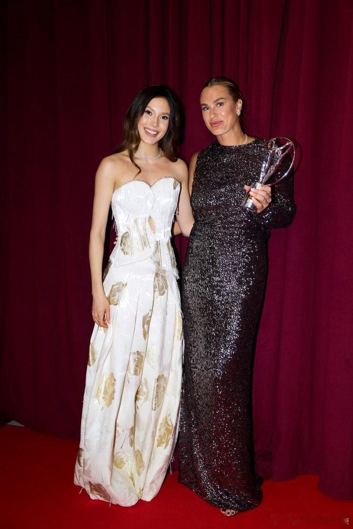 谷爱凌合影萨巴伦卡阿卡辛纳 2026年劳伦斯世界体育奖，谷爱凌和德约科维奇联袂主