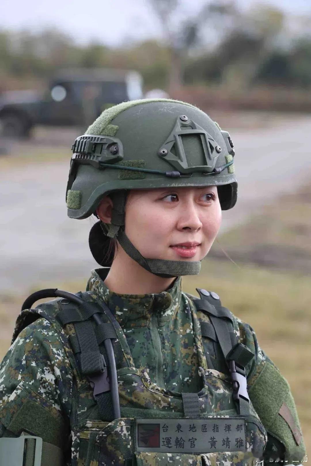 演习中的台军女军官（左图），科目是“重要目标防护反渗透、反特攻”，时间是1月31