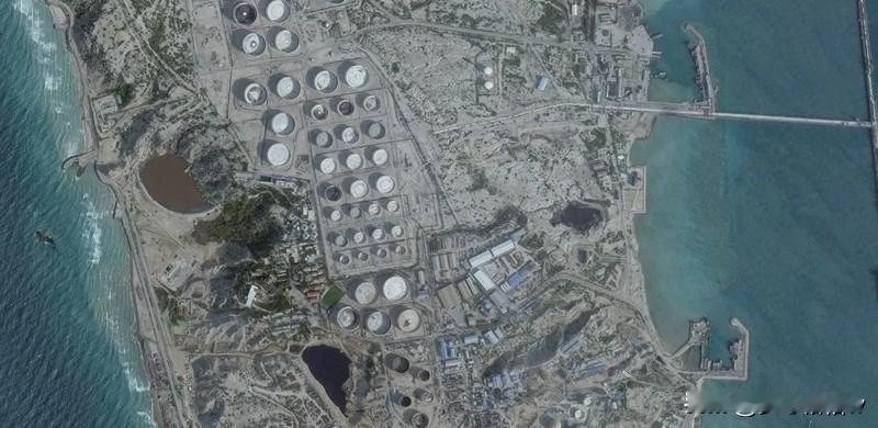 在大约半个月前的媒体报道当中，花旗国军队对德黑兰哈克岛的攻击似乎近在眼前且不可避